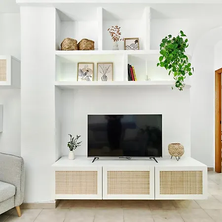 Modern Relax Oasis With Pool, 150m From The Sea דירה *